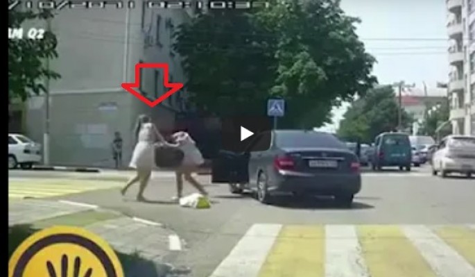Piyada və sürücü saçyolduya çıxdı - VIDEO