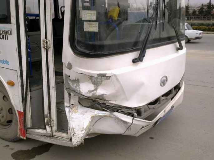 Bakıda sərnişin avtobusu mikroavtobusla toqquşdu: 4 yaralı