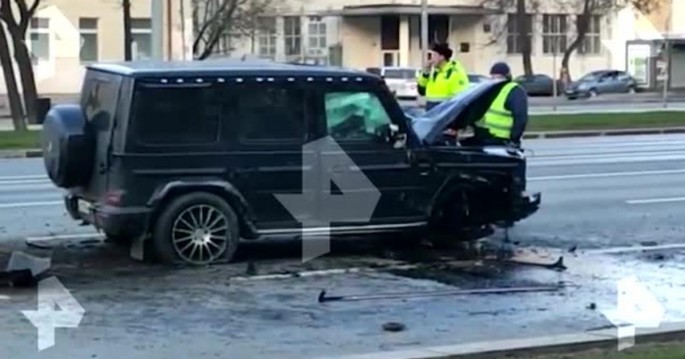 “Gelandewagen” işıq dirəyinə çırpılıb bu hala düşdü - VİDEO