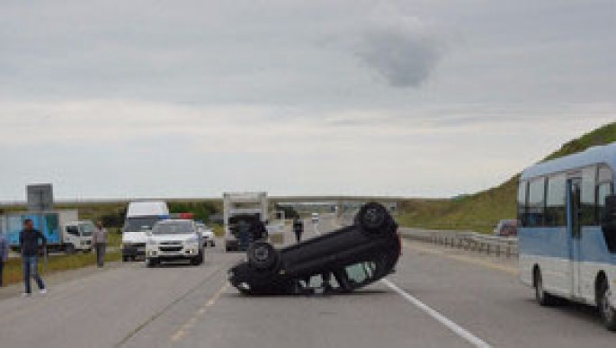 Avtomobil aşdı: 2 nəfər xəsarət alıb - Hacıqabulda