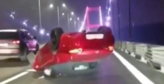 “Avtoş”luq edən sürücü avtomobilini aşırdı: pəncərədən sürünərək çıxdı - VİDEO