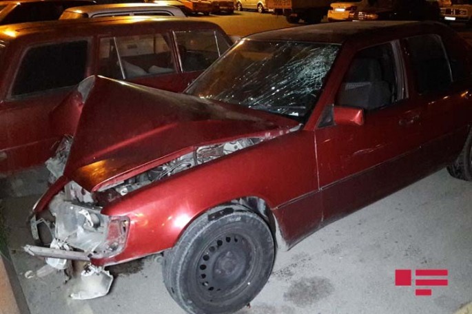 Bakıda avtomobilini betona vuran sürücü xəsarət alıb - FOTO