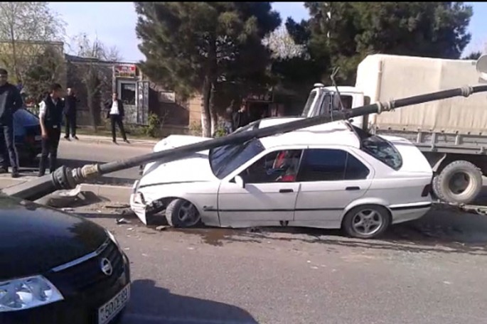 Mingəçevirdə avtomobil işıq dirəyini aşırıb