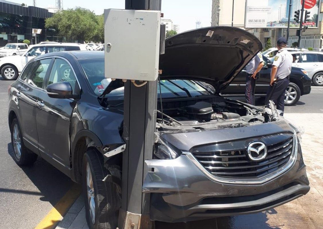 Yol polisinə tabe olmayan sürücü ağır qəza törətdi - FOTO