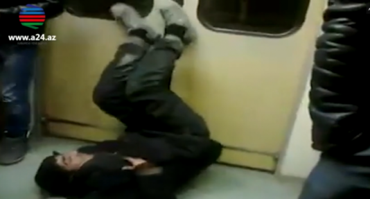 Metroda xəstə adamı vaqondan sürüyüb atdılar - VİDEO