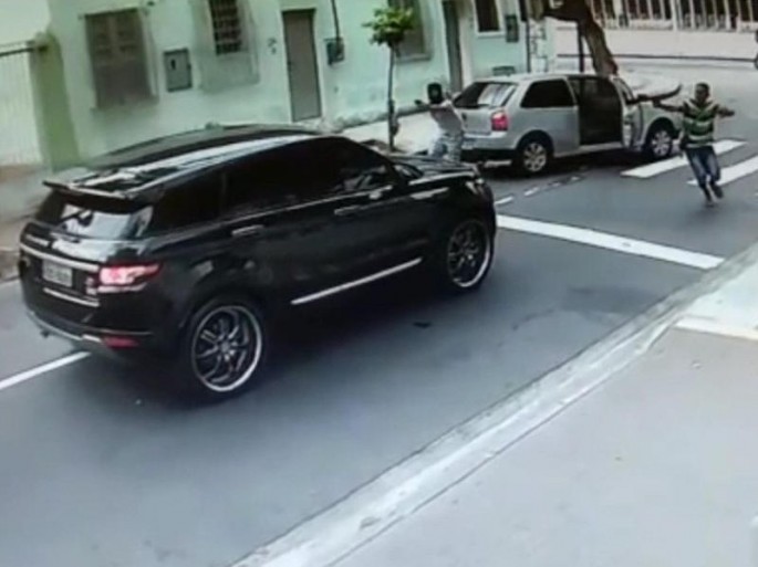 Məşhur qapıçının başına tapança dirədilər, maşınını qaçırdılar - VİDEO