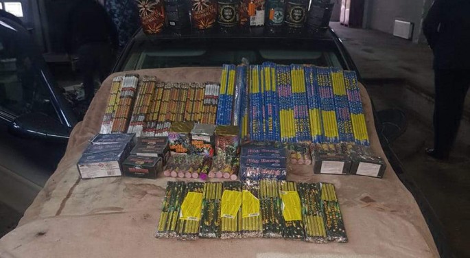 Avtomobilin yük yerindən külli miqdarda pirotexniki vasitələr aşkarlanıb - FOTO