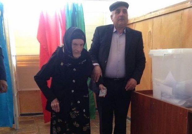 Azərbaycanın ən yaşlı seçicisi səs verib - FOTO
