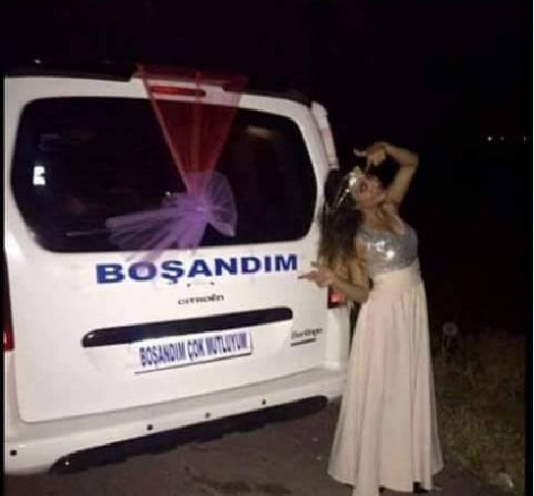 Ərindən boşanan qadın maşını görün necə bəzətdirdi - FOTO