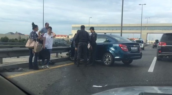 Aeroport yolunda avtomobil dəmir arakəsmələrə çırpılaraq aşıb