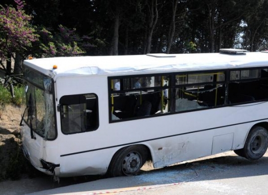 Avtobus minik avtomobili ilə toqquşdu: xəsarət alan olmayıb - Bakıda