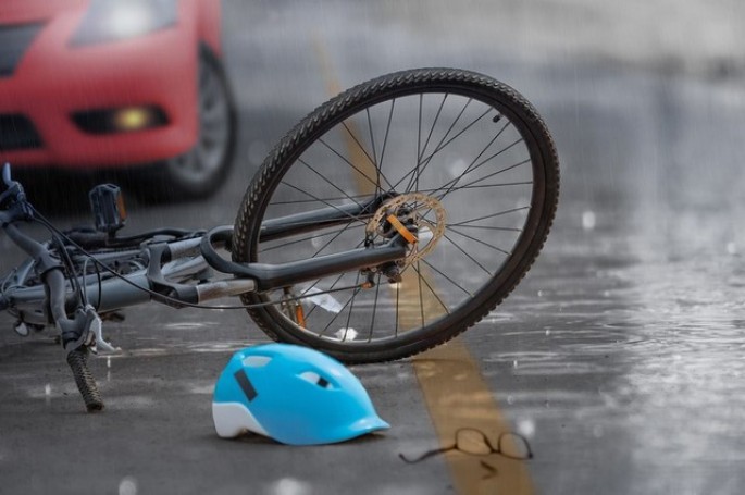 Salyanda avtomobil 17 yaşlı velosipedçini vurdu