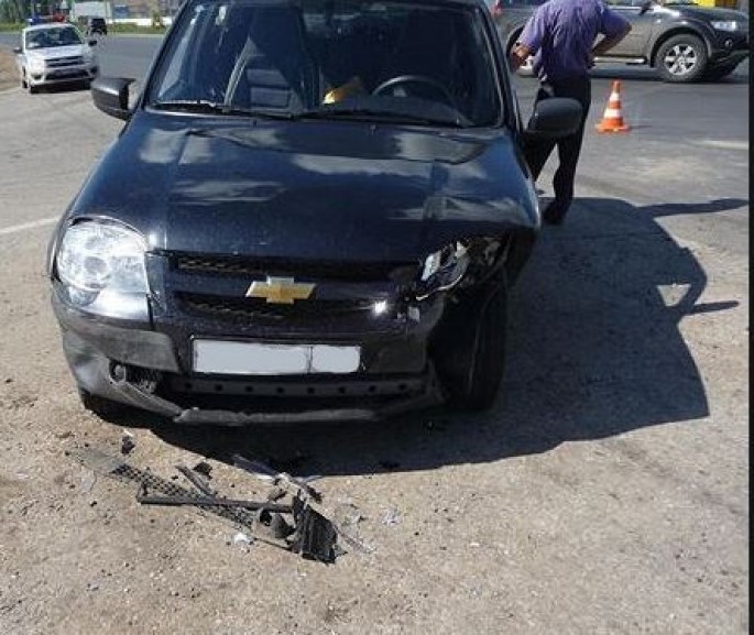 Bakıda minik avtomobili qəzaya uğradı: yolda tıxac yaranıb
