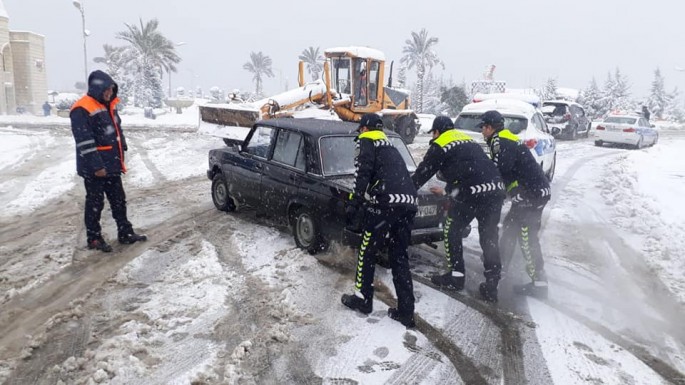 Qarlı havada polis sürücülərə və piyadalara belə köməklik göstərir - FOTO