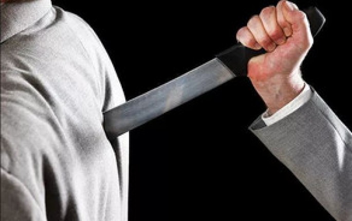 Orta yaşlı kişi dava zamanı kürəyindən bıçaqlanıb - Bakıda