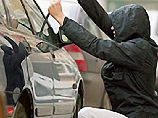 Avtomobildən maqnitofonu söküb apardılar – Bakıda