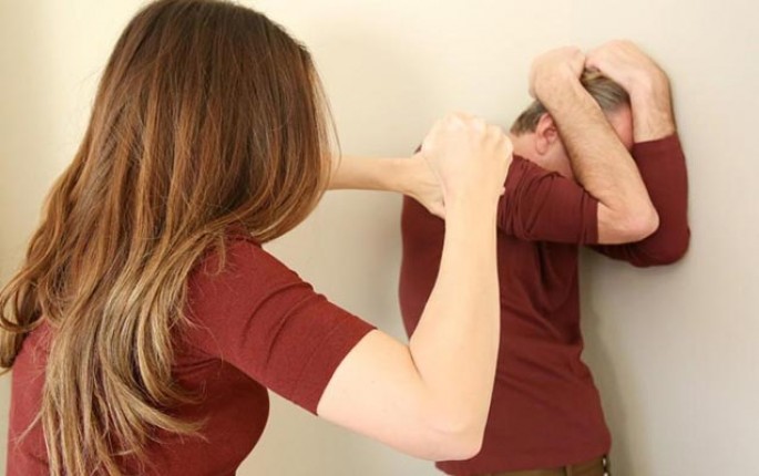 Paytaxtda qadın kişini döydü - Polisə şikayət