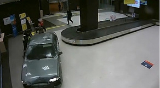 Hava limanına avtomobillə daxil olan sürücünün videosu yayımlandı - VİDEO