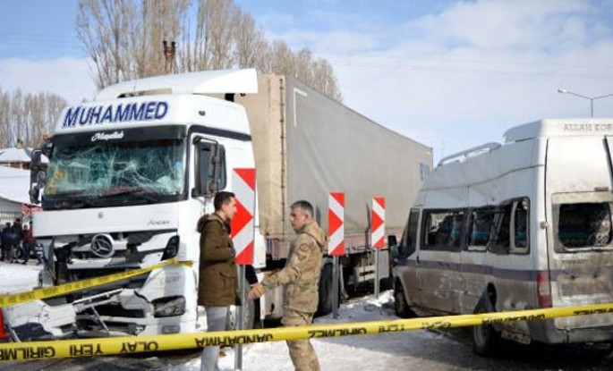 TIR mikroavtobula toqquşdu: 1-i ağır olmaqla 10 yaralı - FOTO