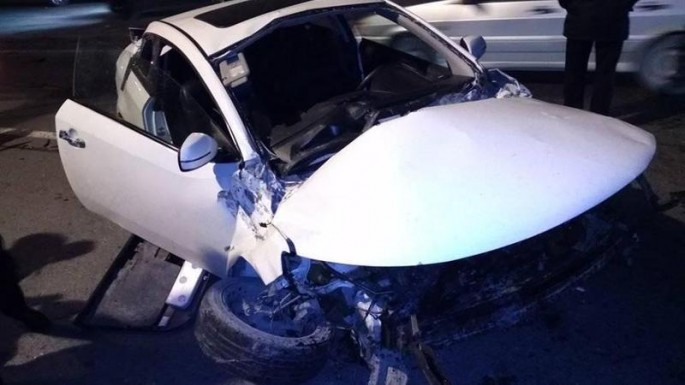 Bakıda "Kia cerato" işıq dirəyinə çırpıldı - FOTO