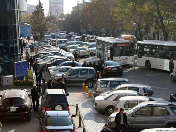 Bakıda parklama qaydalarına niyə əməl edilmir? - SORĞU 