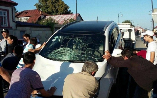 Zərbə qadını yoldan ikinci mərtəbəyə atdı - Dəhşətli qəzadan FOTOLAR