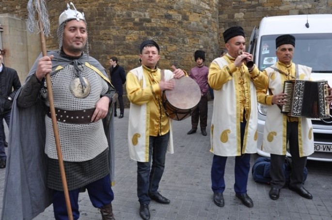 Novruz karvanı Bakının mərkəzindən “Atəşgah”a yola düşüb - VIDEO
