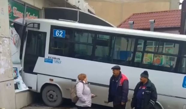 Bakıda daha bir marşrut avtobusu qəza edib