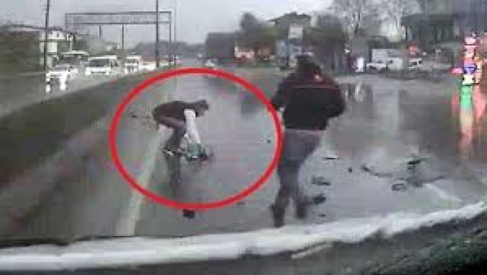 Yük maşını TIR-a çırpıldı: 1 yaşlı körpə uçaraq yola düşüb – ŞOK GÖRÜNTÜLƏR