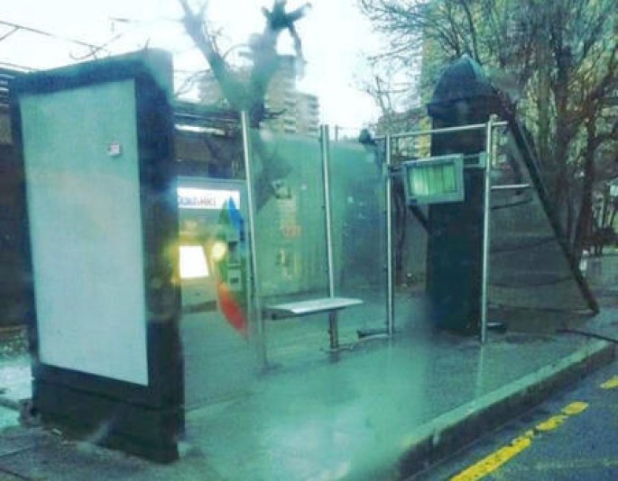 Bakıda külək dayanacağın damını uçurdu - FOTO