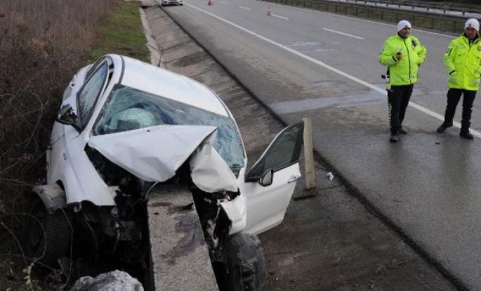 Qaratəpədə avtomobil beton divara girdi: 1 nəfər yaralanıb - FOTO