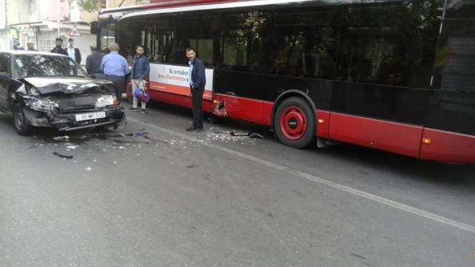"Bakubus" avtobusu qəzaya düşdü: Sərnişinlər boşaldıldı - FOTO
