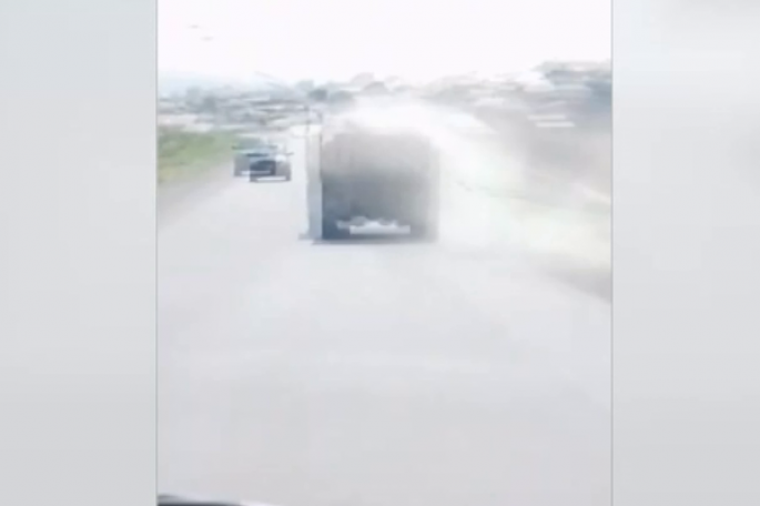 TƏHLÜKƏ: Yük avtomobili arxasıyla toz-torpaq qaldırır - VİDEO