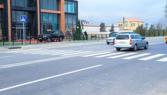 Mingəçevirdə minik avtomobili yolu keçmək istəyən piyadanı vurub