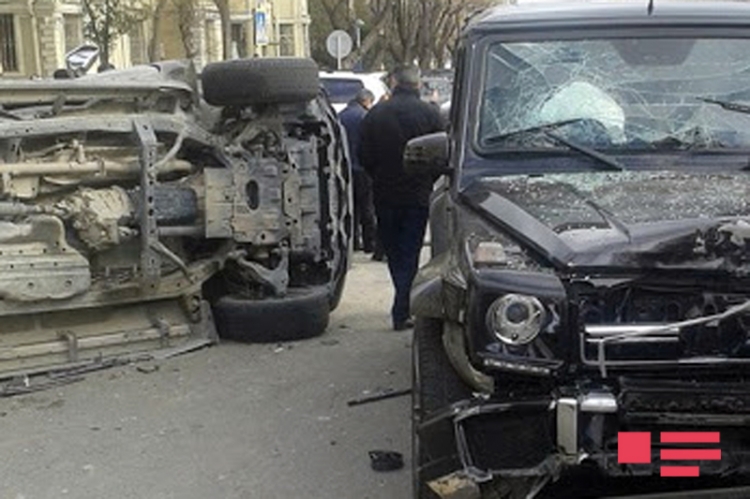  “Galendewagen” “Prado”nu vurub aşırdı, yaralı var - FOTO