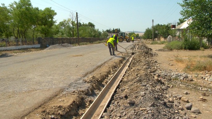 Oğuzdan qonşu rayonlara gediş-gəlişi təmin edən yol yenidən qurulur - FOTO