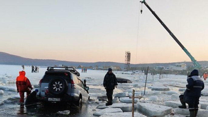 Buzlar qırıldı, onlarla avtomobil batdı - VİDEO