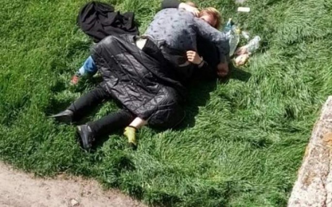 Küçədə sevişən gəncləri polis yaxaladı