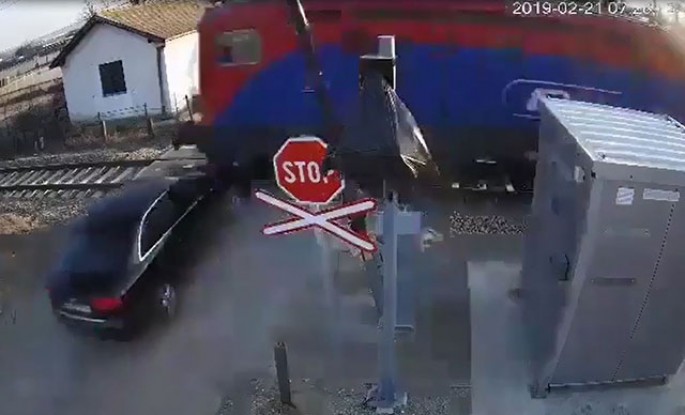 Dəmir yolunda şlaqbaum şoku: qatar avtomobilin ön hissəsinə çırpıldı - VİDEO