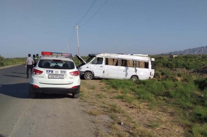 Hacıqabulda mikroavtobus qəzaya uğradı: 8 yaralı - FOTO