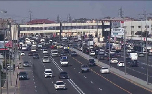 Bakının əksər küçələrində sıxlıq yaranıb