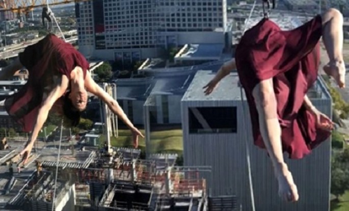 Hörümçək-qadın 17-ci mərtəbədə rəqs etdi - VİDEO