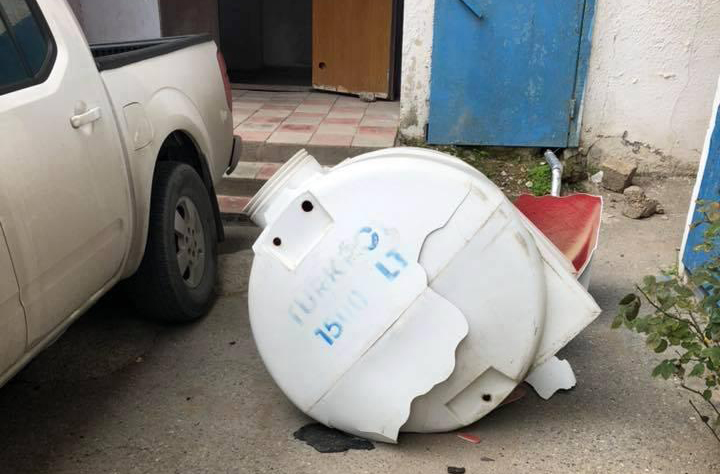 Bakıda güclü külək binanın damında olan su çənini uçurdu - FOTO