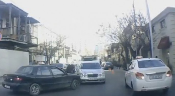 Bakıda evakuatorun apardığı "Mercedes"in sürücüsü danışdı - VİDEO