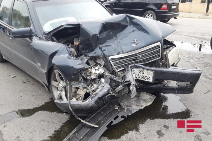 Mingəçevirdə iki minik avtomobili toqquşub - FOTO