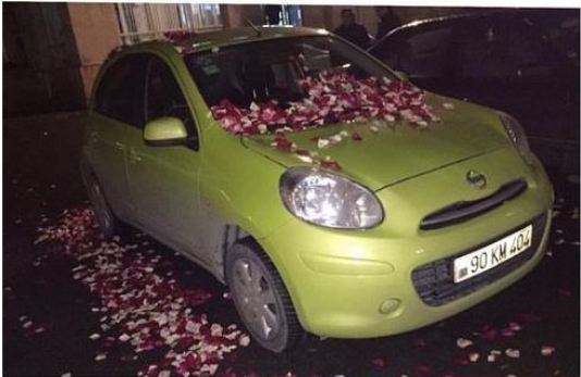 Avtomobili gül ləçəkləri ilə bəzədi: “Love You” yazdı - FOTO