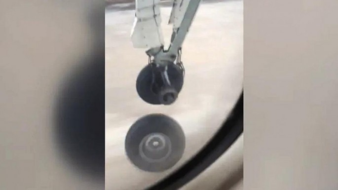 Təkəri çıxan təyyarə havada 1 saat dövrə vurdu - VİDEO