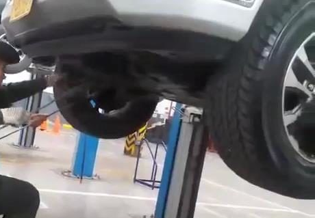 Maşın xarab oldu; mühərrikdən çıxan ŞOK ETDİ - VİDEO
