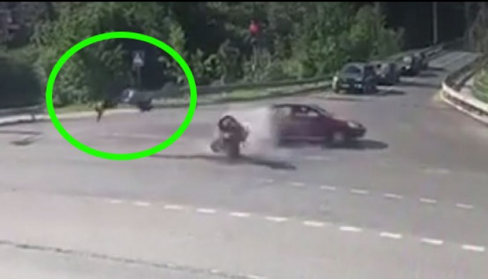 Motosiklet avtomobilə çırpıldı: sürücüsü və qadın havada uçdu – VİDEO (+18)