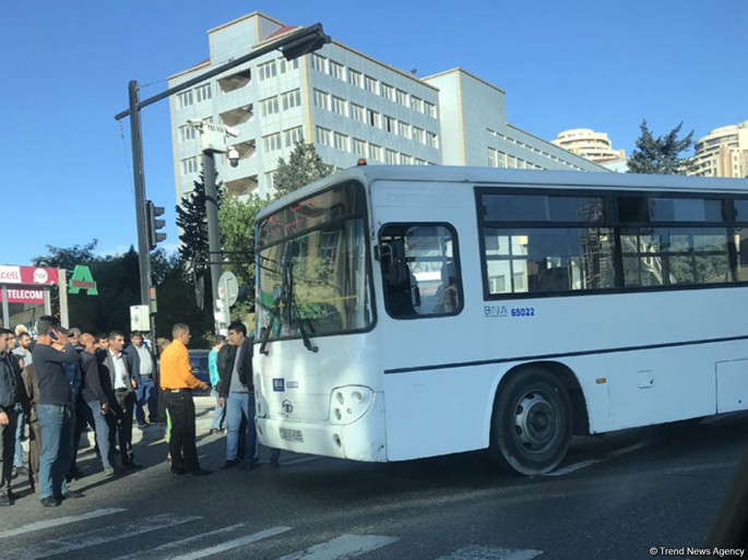 Bakıda avtobus minik avtomobili ilə toqquşdu - FOTO